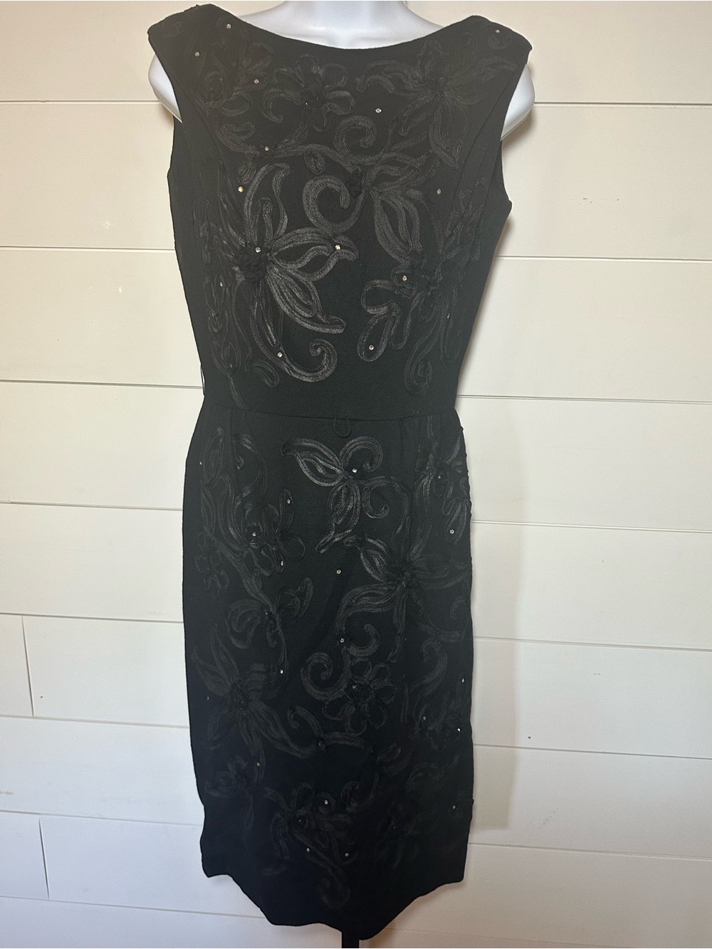 Elegant Black Beaded Sleeveless Sheath Dress